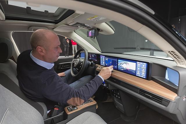 Das Bedienkonzept des Honda e setzt, wie bei einem Tablet hauptsächlich auf Touchscreens und kachelförmige Apps