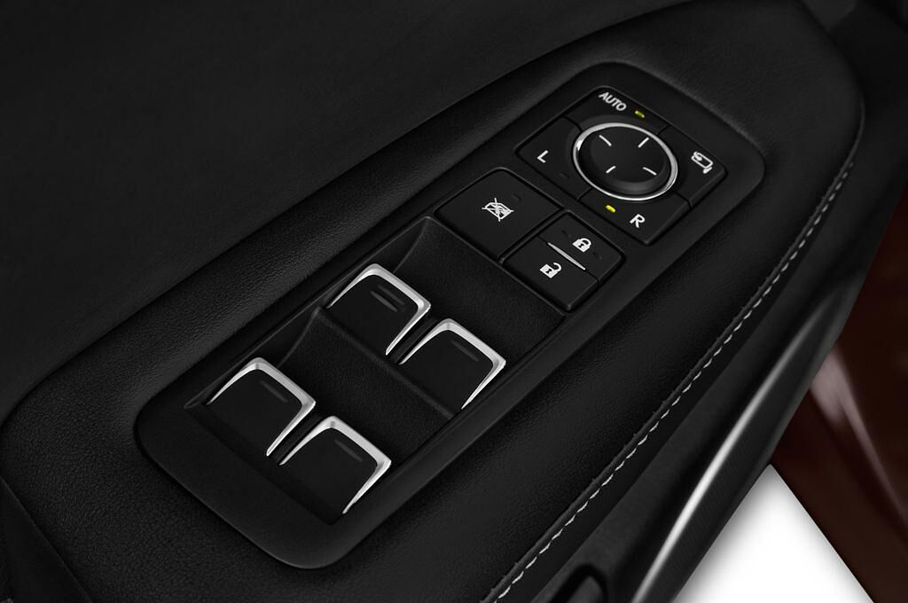 Lexus RX (Baujahr 2016) Executive Line 5 Türen Bedienungselemente Tür