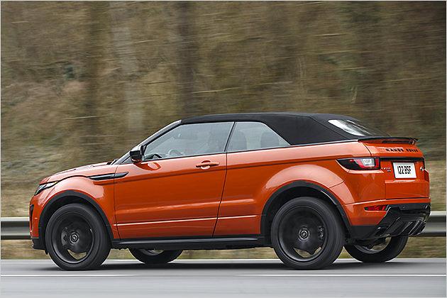 Auch geschlossen hat das Evoque Cabrio seinen Charme. Die Umbaumaßnahmen unter der Haut sind weitreichender als es wirkt. Das Cabrio sollte genauso steif sein wie Coupé und Fünftürer