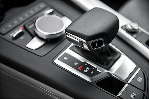 Der große Automatikwählhebel dient auch super als Handauflage