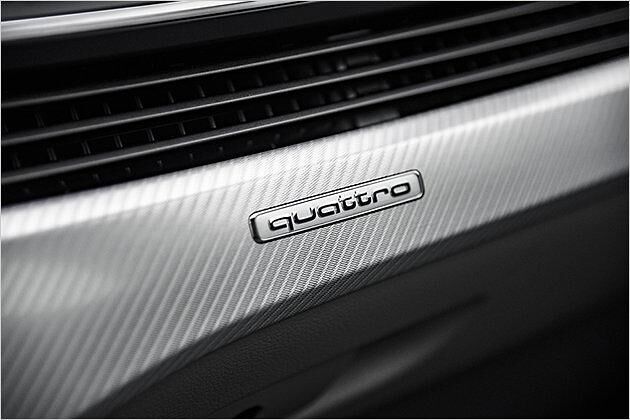 Dieser Schriftzug erinnert im Inneren stets an den serienmäßigen Allradantrieb. Auch wenn man meist nur mit Vorderradantrieb unterwegs ist