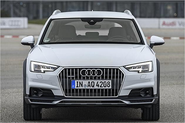 Die Front des Audi A4 allroad quattro wird von dem riesigen Grill dominiert