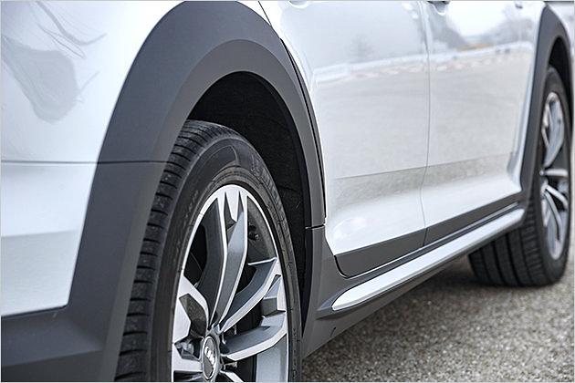 Die Plastikbeplankung findet sich auf den ausgestellten Radhäusern und auf den Seitenschwellern