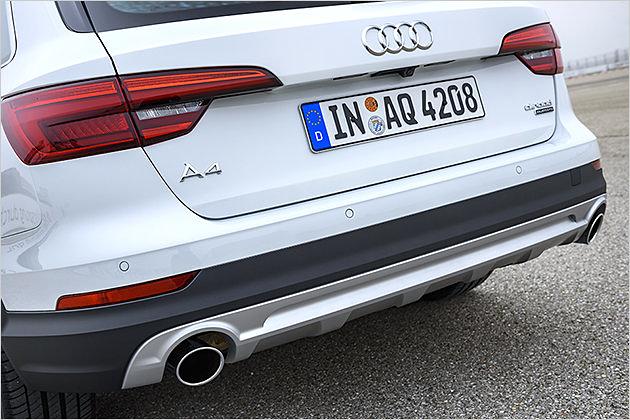 Am Heck spendiert Audi einen silberfarbenen Diffusor, der auch gleich die Endrohre einrahmt