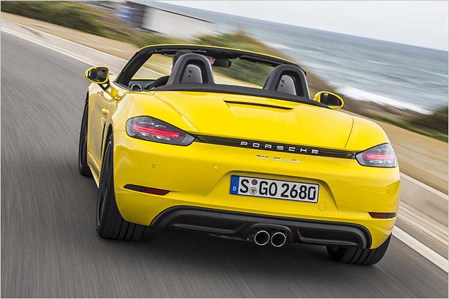 Porsche hat auch ordentlich an Fahrwerk und Lenkung gefeilt. Das Ergebnis: noch mehr fahrdynamische Klasse. Der 718 Boxster wirkt satter, agiler und komfortabler