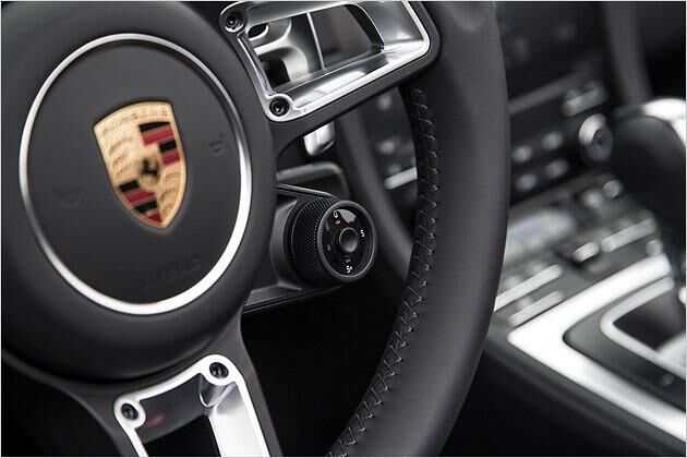 Bei PDK-Modellen kommt der Sport Response Button in der Mitte des Fahrdynamik-Rädchens zum Einsatz. Er spannt Motor und Getriebe für 20 Sekunden auf volle Attacke