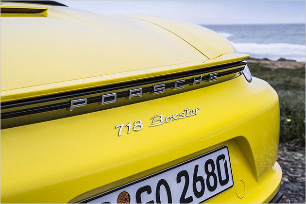 Die neue schwarze Leiste mit großem Porsche-Schriftzug ist Geschmackssache