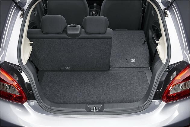 Die Rücksitzbank ist geteilt umklappbar