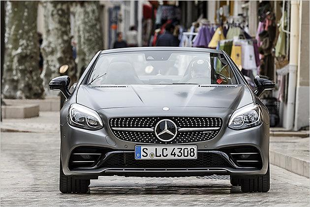 Das AMG-Modell hat im Stoßfänger eine A-förmige Spange