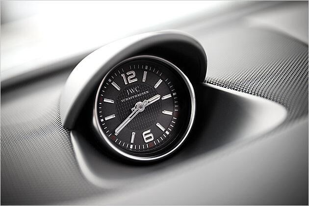 Auch die IWC-Uhr kommt mit dem Handling-Paket