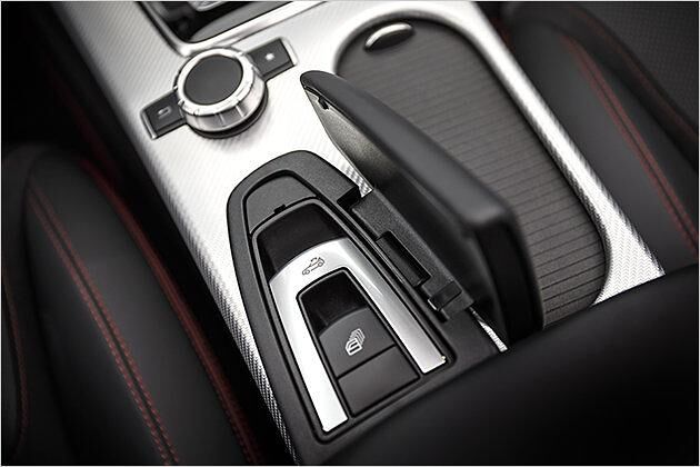 Unter einer kleinen Klappe in der Mittelkonsole befindet sich der Schalter fürs Verdeck