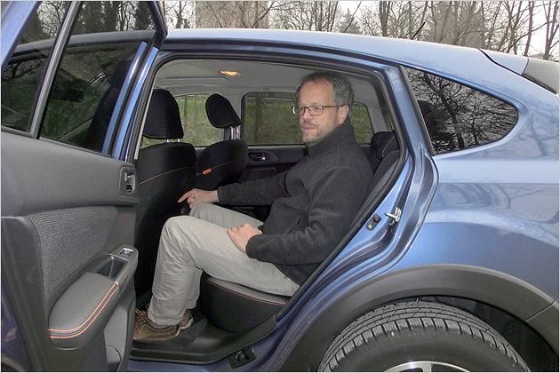 Im Fond bleiben bei mittelgroßen Erwachsenen jeweils ein paar Zentimeter vor den Knien und über dem Kopf