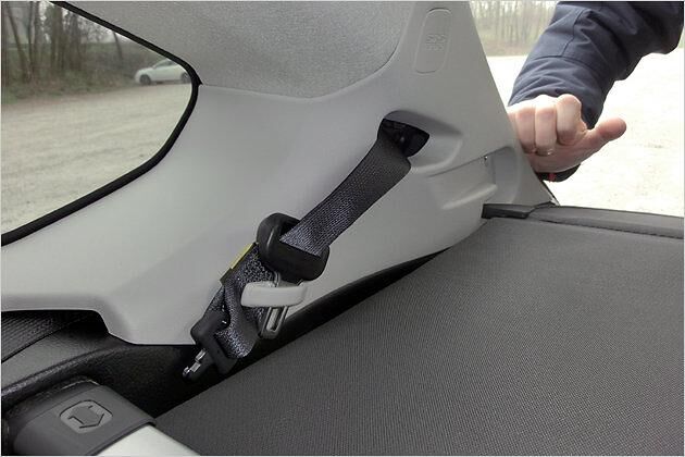 Wohl einmalig: Der mittlere Fondgurt ist nicht im Sitz oder im Dach, sondern in der C-Säule angebracht