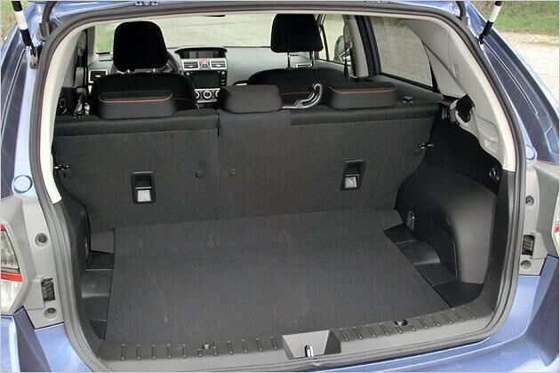 Etwas unpraktisch: Die hochliegende Ladekante und die Schwelle am Kofferraumeingang