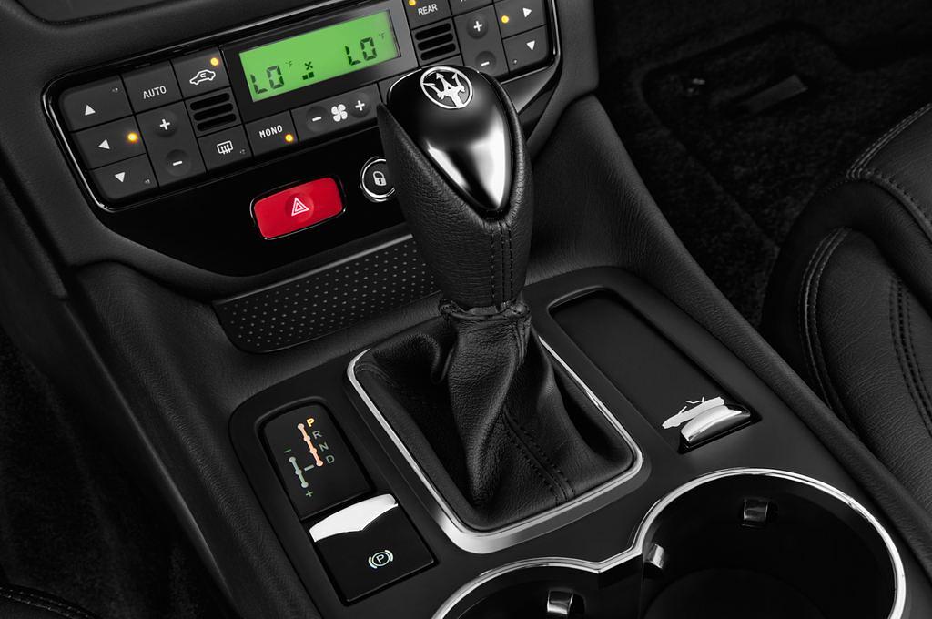 Maserati Grancabrio (Baujahr 2012) - 2 Türen Schalthebel