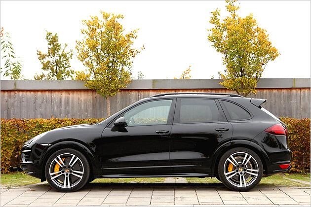 Die Karosserie wurde im Vergleich zum normalen Cayenne S um 24 Millimeter tiefer gelegt