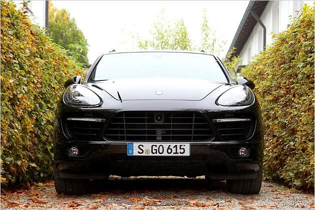 Die riesigen Kühlluftöffnungen versorgen den V8-Motor mit ausreichend Sauerstoff