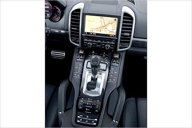 Die Mittelkonsole mit ihren zahlreichen Tasten und Reglern wirkt etwas überladen