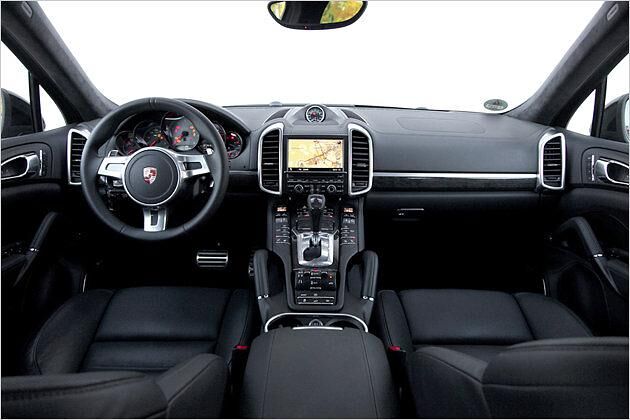 Dunkles Leder und Alcantara verfeinern den Innenraum des GTS