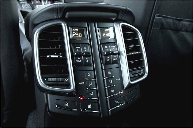 Auch Passagiere im Fond dürfen sich über viele Einstellmöglichkeiten freuen