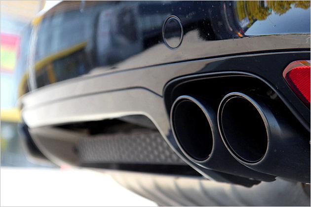 Die Sportabgasanlage mit mattschwarz lackierten Doppelendrohren produziert einen kernigen Sound