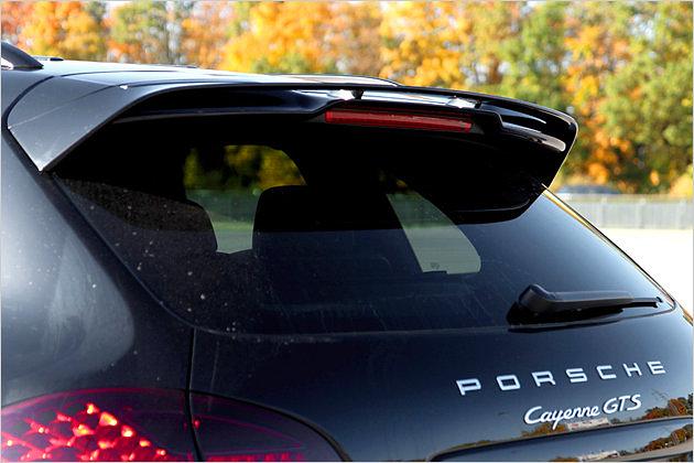 Das Heck dominiert ein Dachspoiler mit Doppelflügelprofil