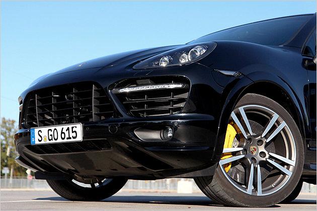 Die Front mit zusätzlichen Lufteinlässen wurde vom Cayenne Turbo übernommen