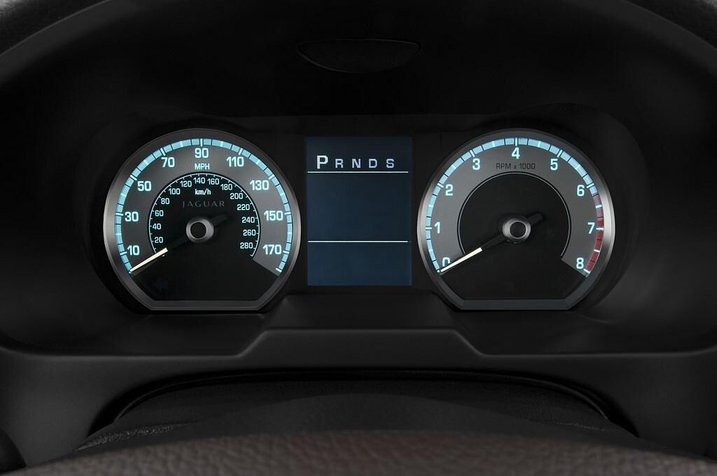 Jaguar XF (Baujahr 2011) Luxury 4 Türen Tacho und Fahrerinstrumente