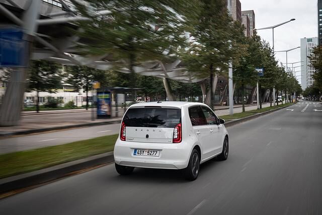 Nach knapp sieben Sekunden stehen 60 km/h auf der Nadel, nach etwas über 12 Sekunden erreicht der 1,2-Tonner dreistelliges km/h-Niveau