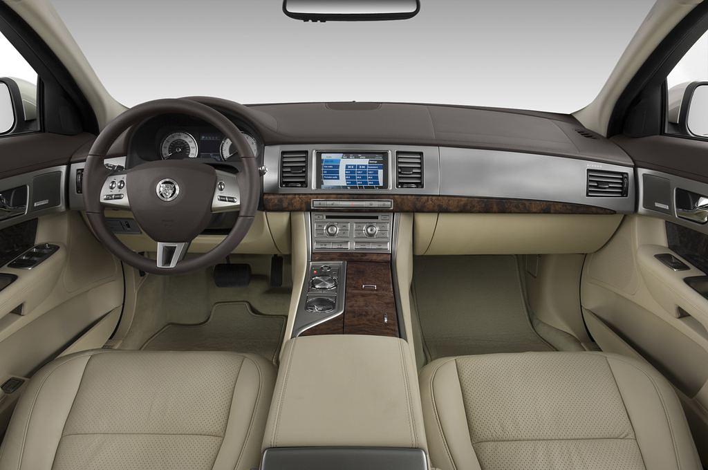 Jaguar XF (Baujahr 2011) Premium Luxury 4 Türen Cockpit und Innenraum