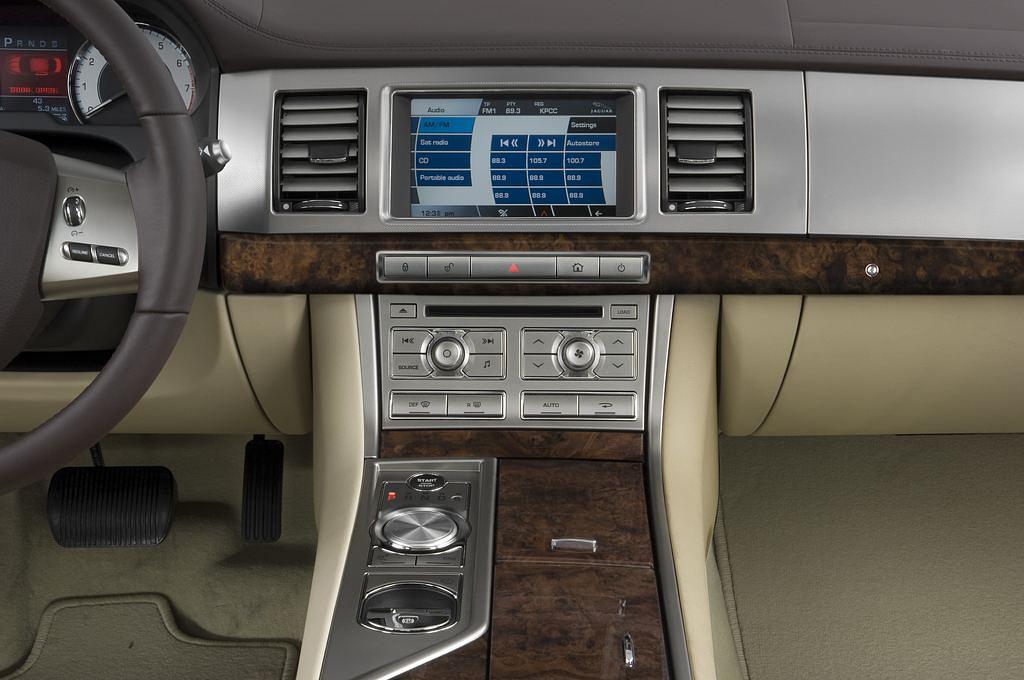 Jaguar XF (Baujahr 2011) Premium Luxury 4 Türen Mittelkonsole
