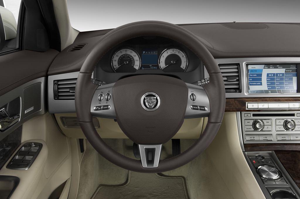 Jaguar XF (Baujahr 2011) Premium Luxury 4 Türen Lenkrad