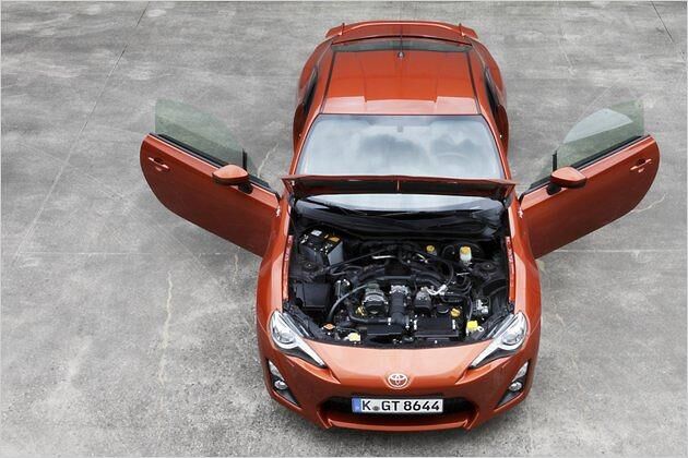 Unter der Haube arbeitet ein Boxermotor mit 200 PS