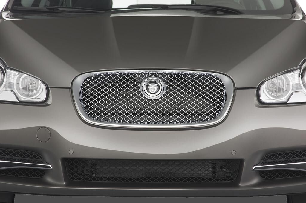 Jaguar XF (Baujahr 2011) Portfolio 4 Türen Kühlergrill und Scheinwerfer
