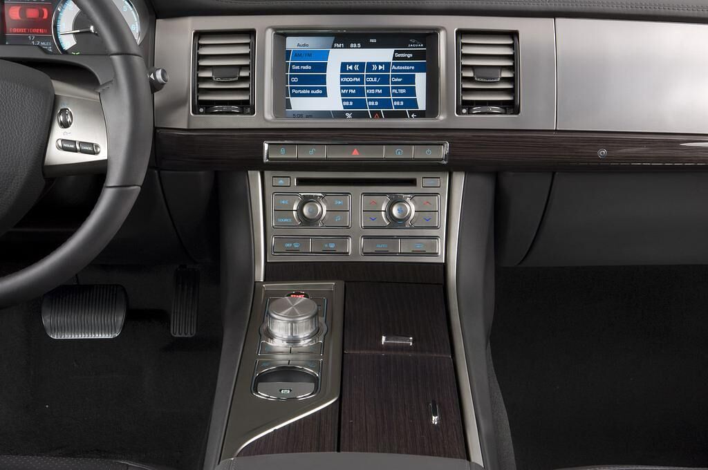 Jaguar XF (Baujahr 2011) Portfolio 4 Türen Mittelkonsole