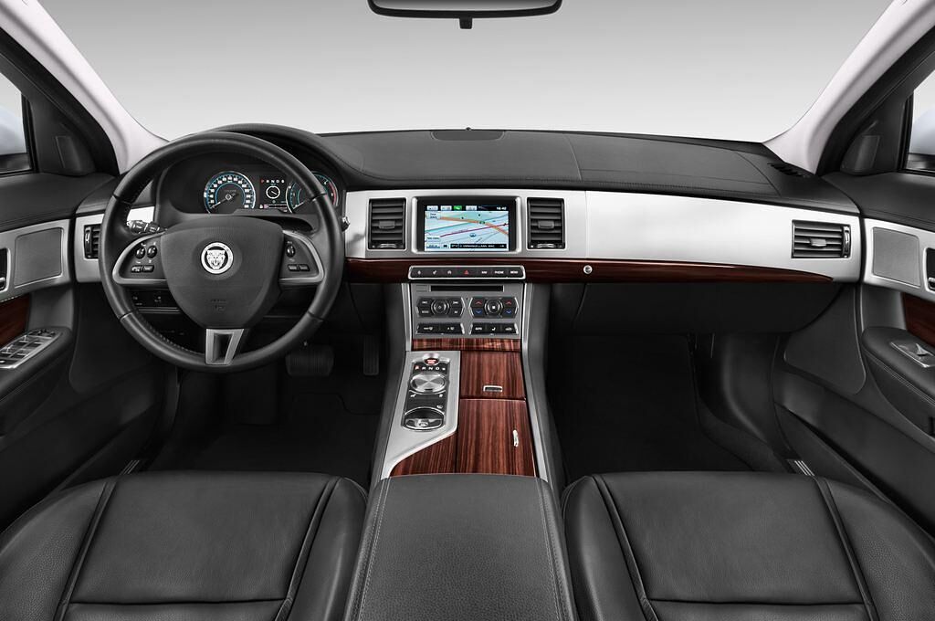 Jaguar XF (Baujahr 2015) 2.2 L Diesel 4 Türen Cockpit und Innenraum