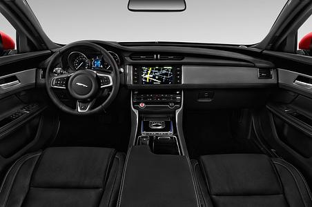 Jaguar XF (Baujahr 2017) R-Sport 4 Türen Cockpit und Innenraum