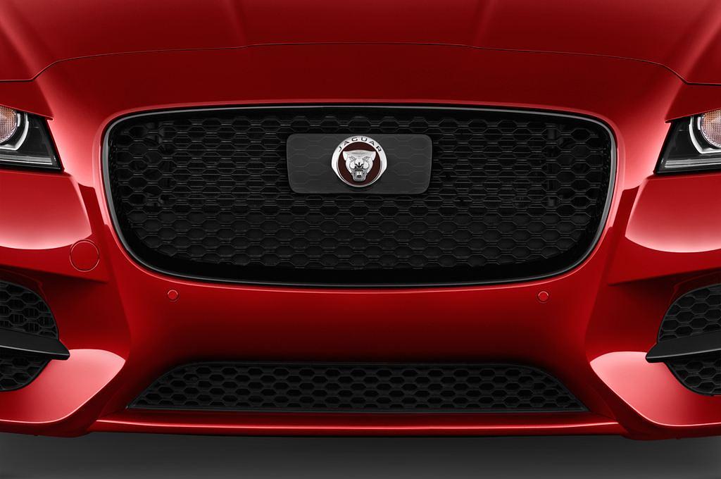 Jaguar XF (Baujahr 2017) R-Sport 4 Türen Kühlergrill und Scheinwerfer