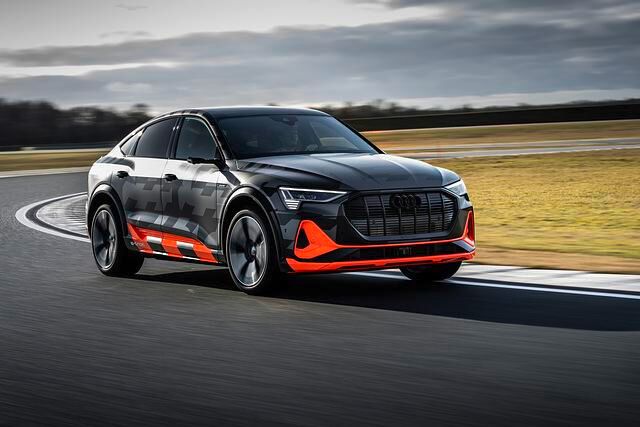 Beide hinteren Motoren zusammen kommen auf 196 kW/267 PS; in Summe schicken die drei Kraftquellen bis zu 370 kW/503 PS wohldosiert an die Räder