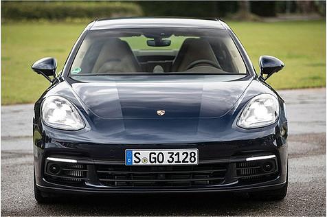 Der Panamera kommt serienmäßig mit LED-Scheinwerfern. Ein LED-Matrix-Licht ist gegen Aufpreis zu haben