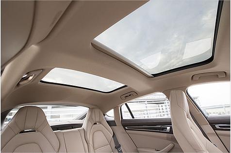 Ebenfalls optional: ein riesiges Panoramadach