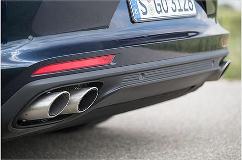 Aus den vier Diesel-Endrohren rumort es eher mächtig als richtig ergreifend