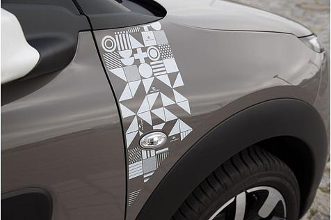 Auffällig sind die Aufkleber