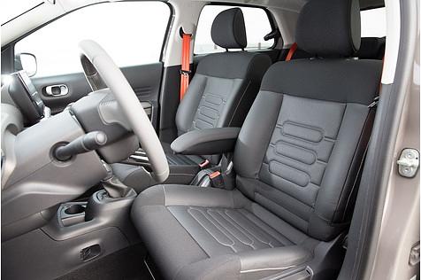 Orange Sicherheitsgurte und Sitze mit kurzer Beinauflage