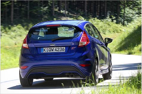 Zwei Endrohre und ein geänderter Stoßfänger am Heck künden vom starken Fiesta