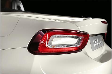 Horizontal angeordnete Rückleuchten wie beim 124 Sport Spider