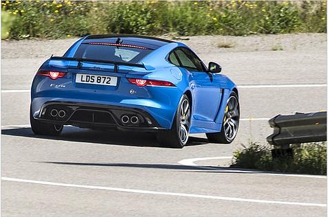 Ein radikales Rennstrecken-Gerät ist der F-Type SVR aber nicht, eher ein F-Type R Plus