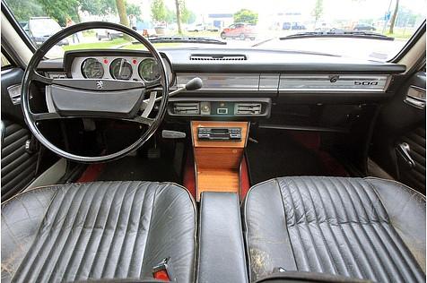 Das Cockpit des Peugeot 504 GL.