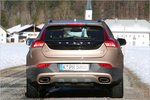 Zwischen den in die Schürze integrierten Endrohren ist ein silberner Unterfahrschutz angedeutet