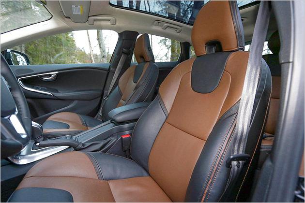 Im Innenraum kommen verstärkt warme Brauntöne zum Einsatz